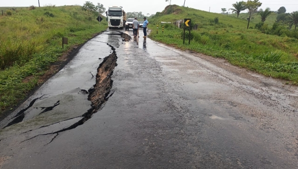 Forte chuva da madrugada desta terça ‘piora’ erosão na BR-364 e trecho entre Feijó e Manoel Urbano fica interditado parcialmente